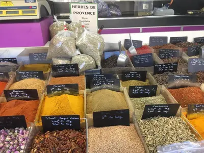 a display in a market with different types of spices at lagalerie84 in Saint-Saturnin-les-Apt