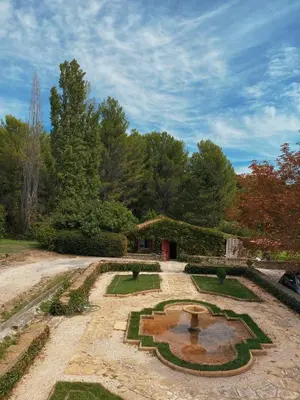 a garden with a fountain in the middle of it at Suite le Quervalat dans magnifique bastide 18eme in Aix-en-Provence