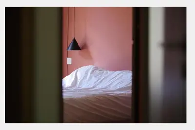 a bedroom with a bed and a pink wall at Villa des Mattes - Superbe maison de famille 15 couchages in Crillon-le-Brave