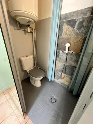 a bathroom with a toilet and a shower at Aix-en-Provence, Charmant studio proche toutes comodités et axes routiers, linges fournis in Aix-en-Provence