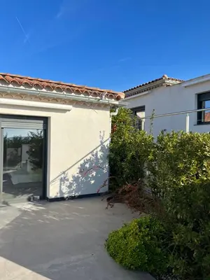 a building with a garage door with a window at Villa Design in Bédoin
