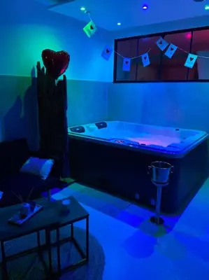 a living room with a tub in a blue room at Appartement - Spa in Monteux