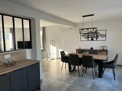 a kitchen and dining room with a table and chairs at Golf de Pont Royal Villa des Alpilles climatisée 3 chambres Piscine chauffée Parking et Garage in Mallemort