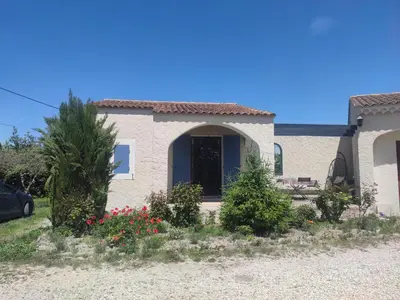 a house with a yard with flowers and plants at Studio en pleine campagne in Le Thor
