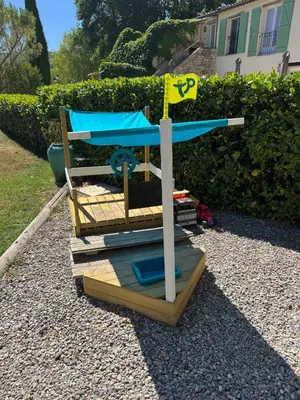 a beach chair with a sign on top of books at Chambre d'hôtes Zephyr Libeccio Le Moulin de Prédelles in Reillanne