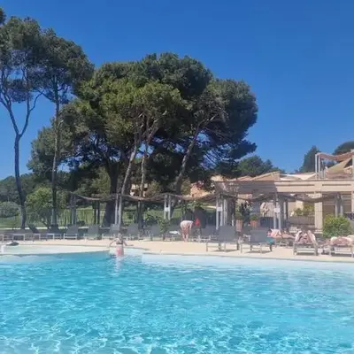 Appartement climatisé sur golf de L'Isle-Sur-La-Sorgue