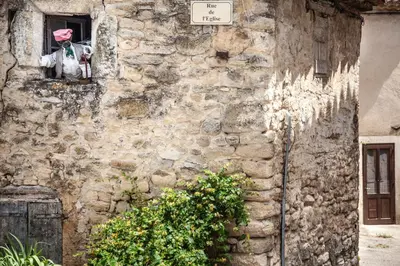a building with a window with a statue of a cow on it at Gîte St Roch en Luberon in Castellet