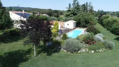 an aerial view of a house and a swimming pool at Gîte la Saume in Lambesc
