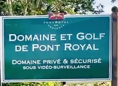 a blue sign that reads domamine et golf be port royal at Appartement vue panoramique au domaine et golf de pont royal in Mallemort
