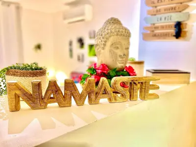 a statue of a head on a counter with the word wizards at *Le Namasté*Fibre Wifi*Hyper Centre* in Salon-de-Provence