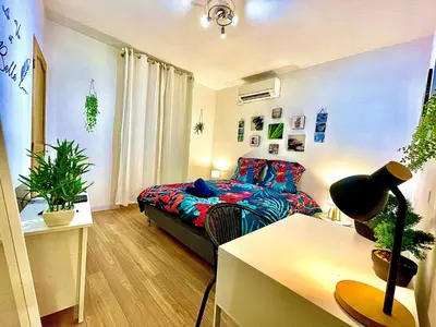 a bedroom with a bed and a desk with a lamp at *Le Namasté*Fibre Wifi*Hyper Centre* in Salon-de-Provence