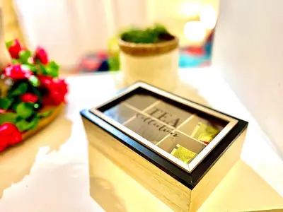a clock in a wooden box on a table at *Le Namasté*Fibre Wifi*Hyper Centre* in Salon-de-Provence