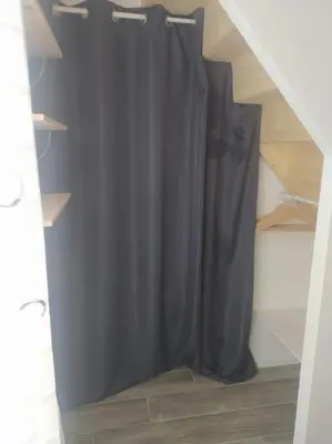 a black shower curtain in a room at Le Petit Pied à Terre du Luberon in Mérindol