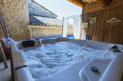 a jacuzzi tub in a room with snow at Chambre d'hôtes - B&B - Fleur de coton chez Manon en Luberon in Lagnes