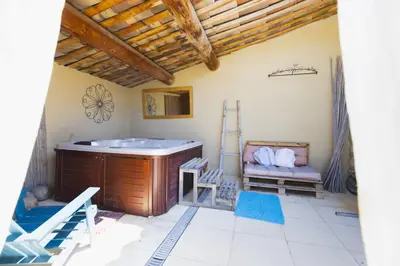 a room with a bath tub in a room at Chambre d'hôtes - B&B - Fleur de coton chez Manon en Luberon in Lagnes