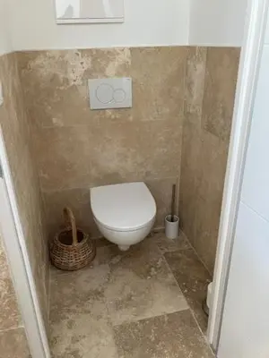 a small bathroom with a toilet and a basket at Chambre d'hôtes de la cime in Cabrières-dʼAigues