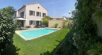 a swimming pool in the yard of a house at Maison contemporaine dans le village d'Eygalières in Eygalières