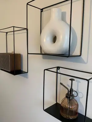 a shelf with a vase and a glass box with a blender at Le Cabanon de Livia avec piscine privée in Cucuron