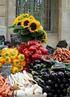 a display of fruits and vegetables on a market at Chez Franck et Gisele in LʼIsle-sur-la-Sorgue