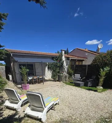 a pair of lounge chairs in the backyard of a house at Le nid’Ange in Velleron