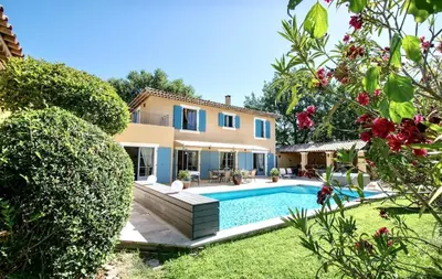 an image of a villa with a swimming pool at Évasion Provençale : Villa Élégante pour 10 Personnes in Villars