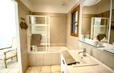 a bathroom with a tub and a sink at Évasion Provençale : Villa Élégante pour 10 Personnes in Villars