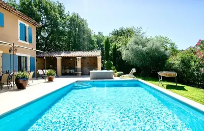 a swimming pool in the backyard of a house at Évasion Provençale : Villa Élégante pour 10 Personnes in Villars