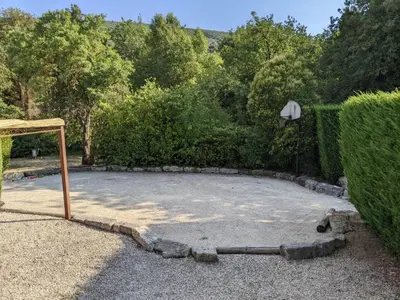 a garden with a basketball hoop in a yard at Mas dans les lavandes in Ménerbes