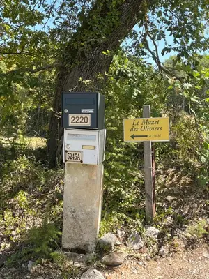 a gas meter next to a sign on a trail at Mas dans les lavandes in Ménerbes