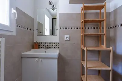 a bathroom with a sink and a mirror at Lou Roucas : Agréable maison de village avec vue in Fontaine-de-Vaucluse