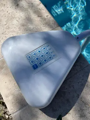 a thermometer sitting next to a swimming pool at Sasha'blue-terrasse jardin-park-clim-piscine in LʼIsle-sur-la-Sorgue