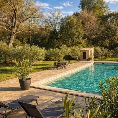 Studio cosy à Lagnes avec Piscine au milieu des oliviers