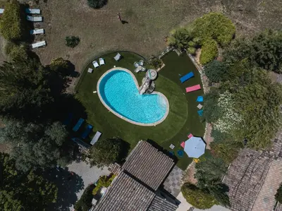 an overhead view of a swimming pool in a park at Gîte Petit Luberon chez Manon en Luberon - Vacation rental in guest house in Lagnes