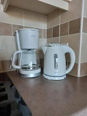 two appliances sitting on a counter in a kitchen at Maison 3 pièces domaine golf Pont Royal in Mallemort
