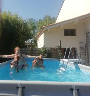 two children are playing in a swimming pool at Chez Fleur in Avignon