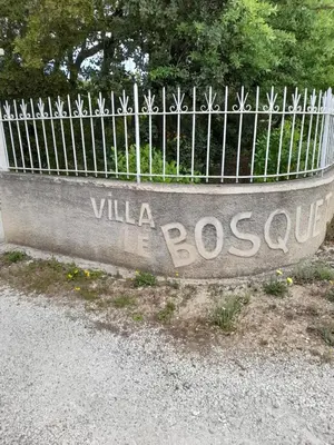 a sign that says villa is botswana next to a fence at Villa le Bosquet en Luberon. in Ménerbes