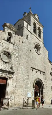 a group of people standing in front of a church at LA JOVINE 2 Sault in Sault-de-Vaucluse