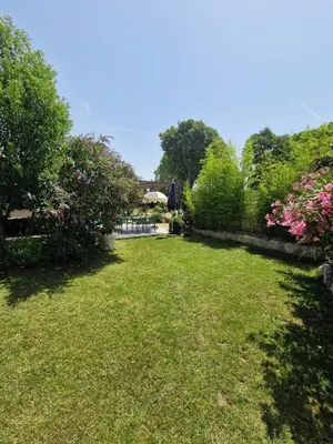 a large yard with pink flowers and bushes at Magnifique Villa avec Piscine en Provence in Verquières