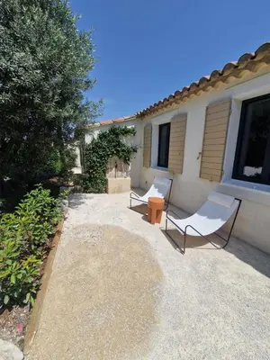 two chairs and a table in front of a house at Magnifique Villa avec Piscine en Provence in Verquières