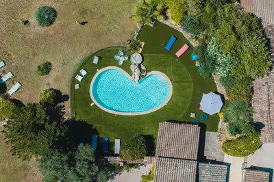 an overhead view of a yard with a swimming pool at Chambre d'hôtes - B&B - Grand Luberon chez Manon en Luberon in Lagnes