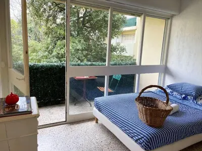 a room with a bed with a basket on it at Studio au cœur d'Aix avec balcon et parking in Aix-en-Provence